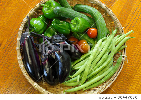 夏野菜の収穫・ナス、ピーマン、キュウリ、インゲンマメ、ミニトマト 80447030