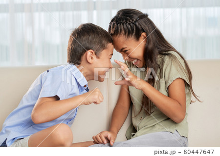 Children playing together at home 80447647