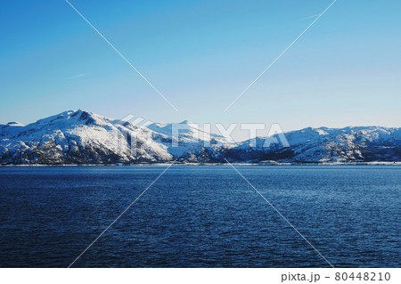 ノルウェーのロフォーテン諸島の雪景色 ノルウェーのロフォーテン諸島の雪景色 80448210
