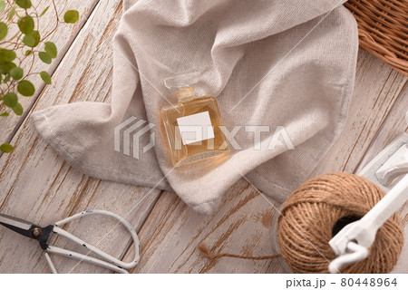 香水瓶とリビングの風景 香水瓶とリビングの風景 80448964