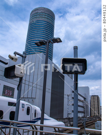 新横浜駅から出発する新幹線 80449132