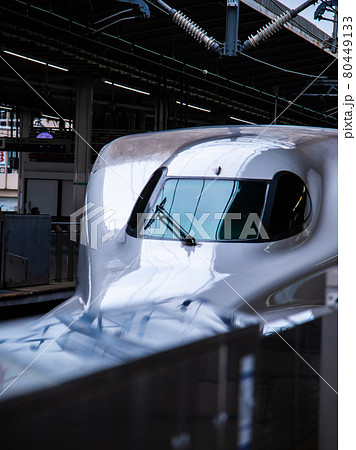 新横浜駅から出発する新幹線 新横浜駅から出発する新幹線 80449133