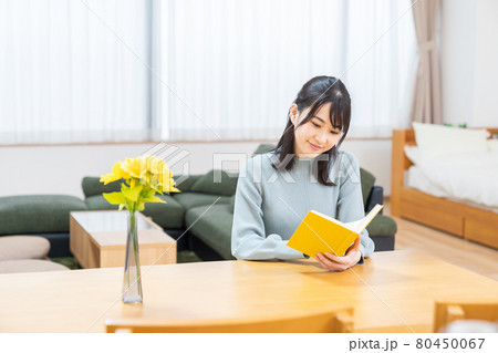本を読む女性 80450067