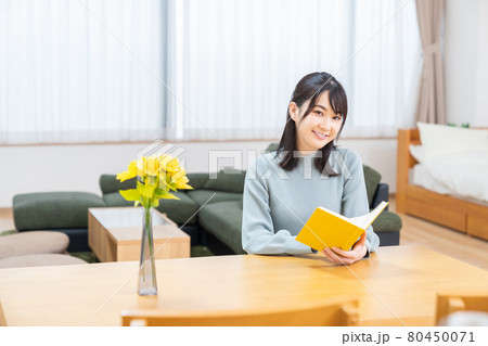 本を読む女性 80450071