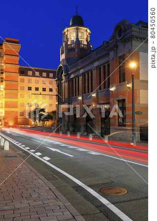 福岡県門司港レトロ地区旧大阪商船辺りの夜景の写真素材
