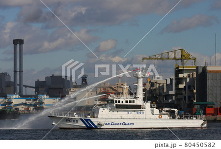 放水展示を行う、海上保安庁の巡視艇PC25「しきなみ」 80450582