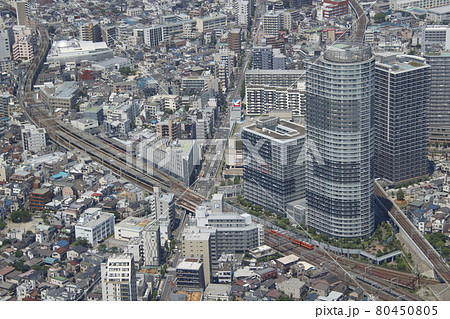 東京スカイツリーから望む：曳舟駅を発車する東武亀戸線8000系赤色 80450805
