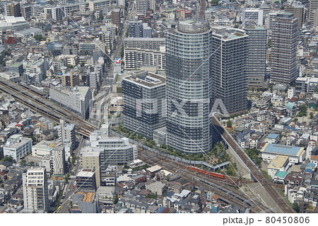 東京スカイツリーから望む：曳舟駅を発車する東武亀戸線8000系赤色 80450806