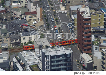 東京スカイツリーから望む:四ツ目通りを行く東武亀戸線8000系(赤色) 東京スカイツリーから望む:四ツ目通りを行く東武亀戸線8000系(赤色) 80450808