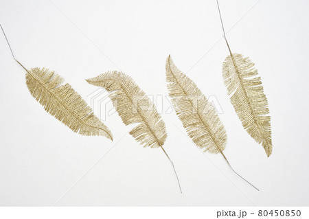 Decorative golden autumn leaves 80450850