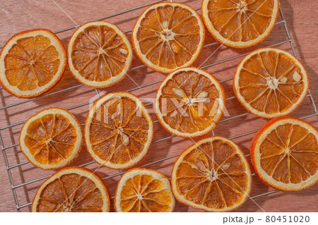 ドライフルーツ、背景、オレンジ、オレンジ色、ドライオレンジ、おれんじ、ドライ、カットフルーツ、たくさ 80451020