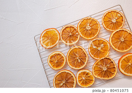 ドライフルーツ、背景、オレンジ、オレンジ色、ドライオレンジ、おれんじ、ドライ、カットフルーツ、たくさ 80451075