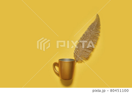 Autumn drink with decorative fall leaf 80451100
