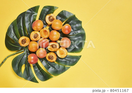 Peaches on a leaf 80451167