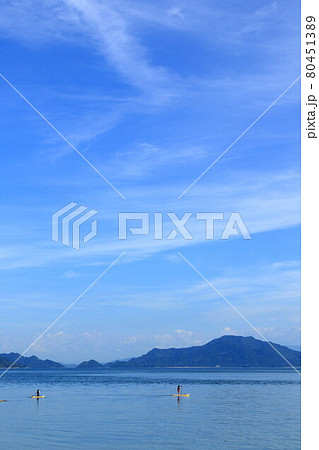 瀬戸内海でサップを楽しむ二人 80451389