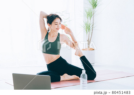 オンラインでヨガをする若い女性 オンラインでヨガをする若い女性 80451483