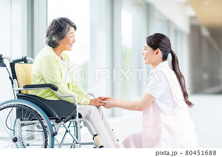 車椅子の高齢者と若い介護福祉士 80451688