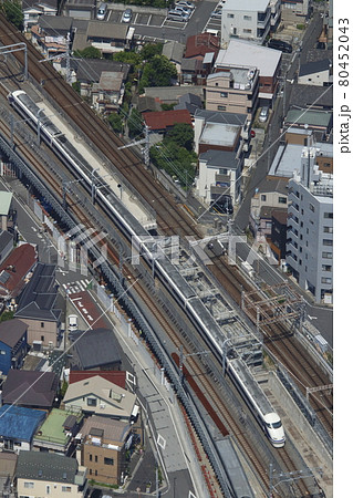 東京スカイツリーから望む：東武スカイツリーライン特急列車（特急スペーシア車両：雅） 80452043