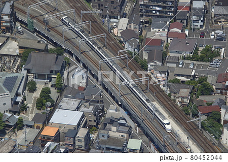 東京スカイツリーから望む：東武スカイツリーライン特急列車（特急スペーシア車両：雅） 80452044