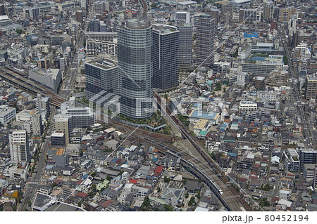 東京スカイツリーから望む:東武スカイツリーライン特急列車(特急スペーシア車両:雅) 東京スカイツリーから望む:東武スカイツリーライン特急列車(特急スペーシア車両:雅) 80452194