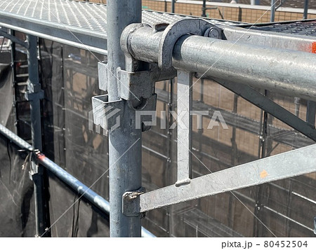 建物にかかっている足場のジョイント部分 建物にかかっている足場のジョイント部分 80452504