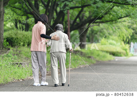 公園で散歩するシニア女性と介護士　うしろ姿 80452638