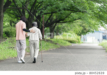 公園で散歩するシニア女性と介護士　うしろ姿 80452639