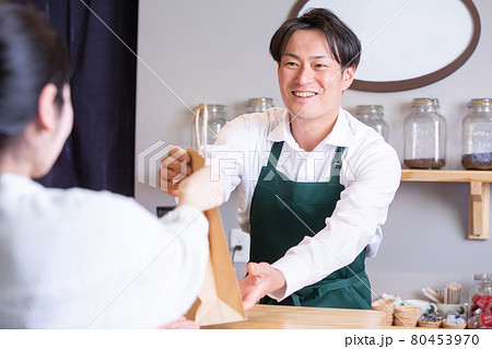 テイクアウト商品を渡す男性 テイクアウト商品を渡す男性 80453970