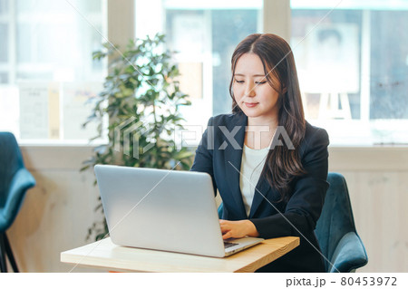 カフェで仕事するビジネスウーマン 80453972