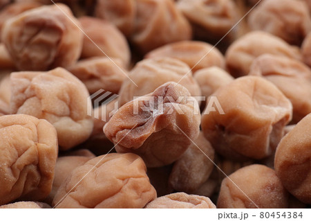 天日干ししている梅【梅干しづくり】 天日干ししている梅【梅干しづくり】 80454384