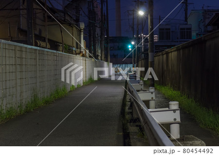 工場地帯の人気のない夜道 工場地帯の人気のない夜道 80454492