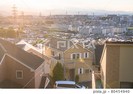 《東京都》夕暮れの住宅街・東京郊外 《東京都》夕暮れの住宅街・東京郊外 80454940
