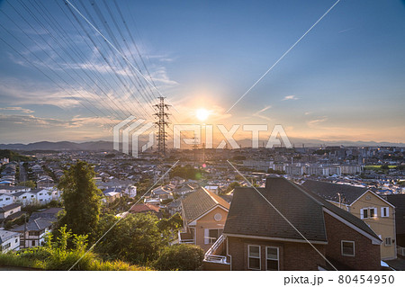 《東京都》夕暮れの住宅街・東京郊外 80454950