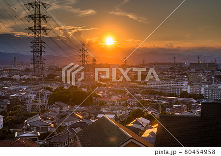 《東京都》夕暮れの住宅街・東京郊外 《東京都》夕暮れの住宅街・東京郊外 80454958