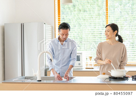 ミドル夫婦 キッチン 料理 ライフスタイルイメージ ミドル夫婦 キッチン 料理 ライフスタイルイメージ 80455097