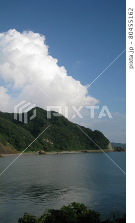 弥彦岬と海岸と日本海と青空と入道雲 80455162