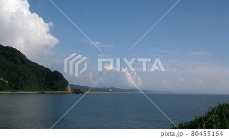 弥彦岬と海岸と日本海と青空と入道雲 弥彦岬と海岸と日本海と青空と入道雲 80455164