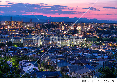 《東京都》東京郊外・住宅街の夜景 《東京都》東京郊外・住宅街の夜景 80455219