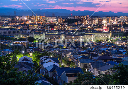 《東京都》東京郊外・住宅街の夜景 80455239