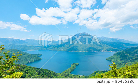 半月山展望台から望む中禅寺湖と男体山 80455336