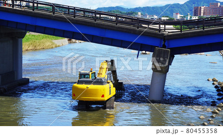 豪雨による黄瀬川大橋崩落＜19＞（復旧工事を行う工事車両） 80455358