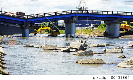 豪雨による黄瀬川大橋崩落＜13＞（流された橋桁の土台と復旧工事） 80455364