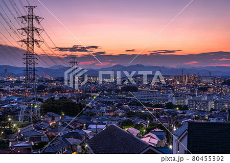 《東京都》東京郊外・住宅街の夜景 80455392
