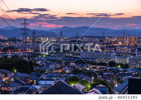 《東京都》東京郊外・住宅街の夜景 80455395