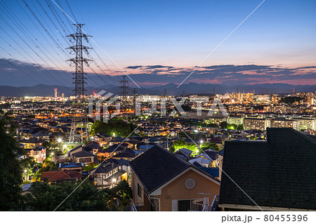 《東京都》東京郊外・住宅街の夜景 80455396