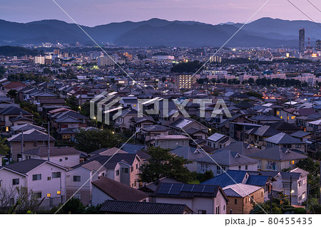 《東京都》東京郊外・住宅街の夜景 《東京都》東京郊外・住宅街の夜景 80455435