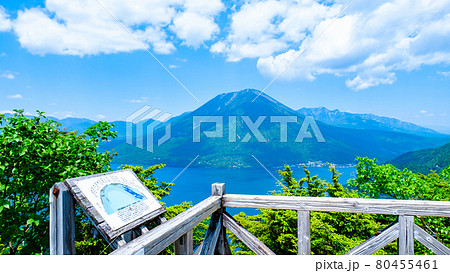 半月山展望台から望む中禅寺湖と男体山 80455461