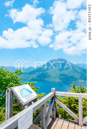 半月山展望台から望む中禅寺湖と男体山 半月山展望台から望む中禅寺湖と男体山 80455463