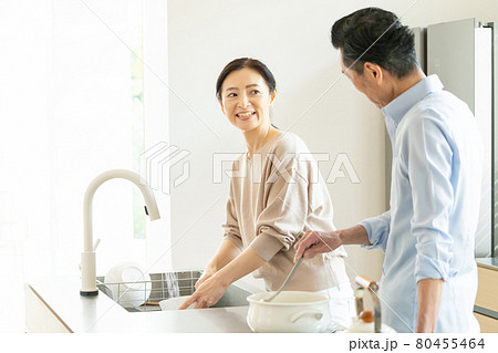 ミドル夫婦 キッチン ライフスタイルイメージ ミドル夫婦 キッチン ライフスタイルイメージ 80455464
