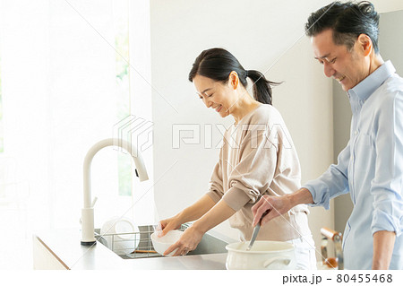 ミドル夫婦 キッチン ライフスタイルイメージ 80455468